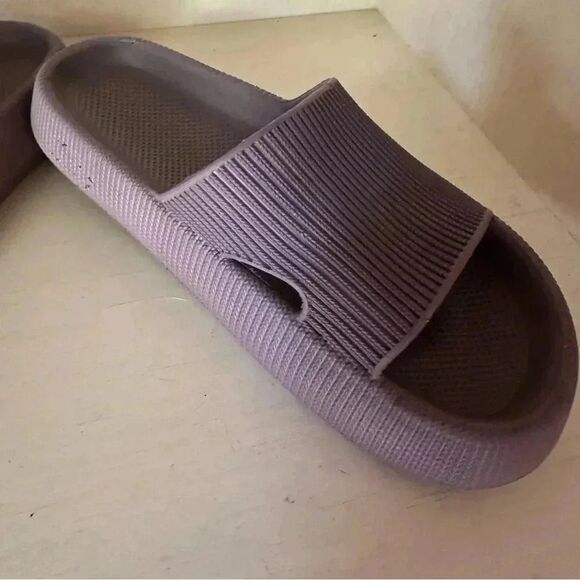 Women’s slip on plum slides size 6 - Picture 4 of 6